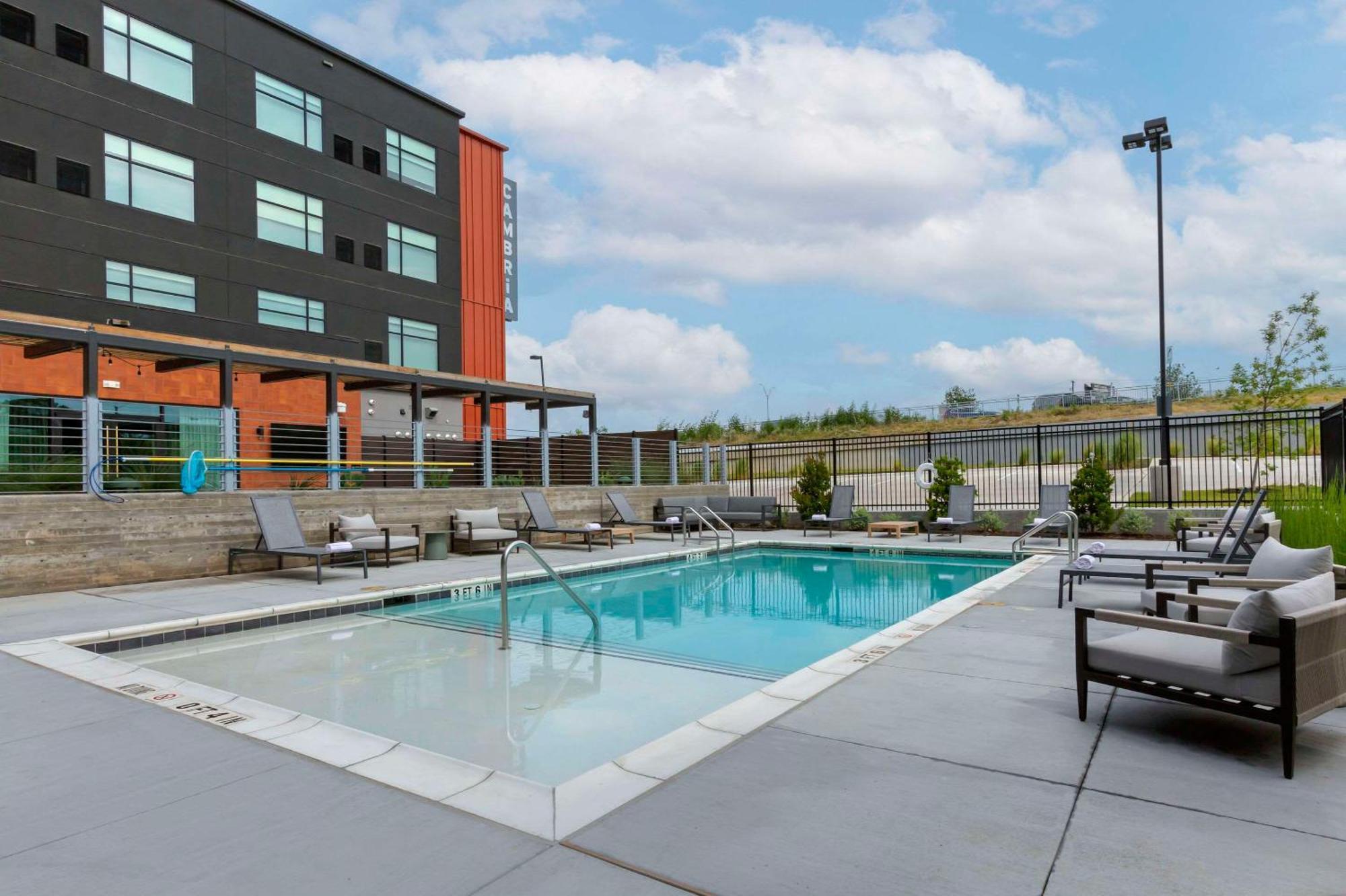 Cambria Hotel Austin Airport Екстериор снимка